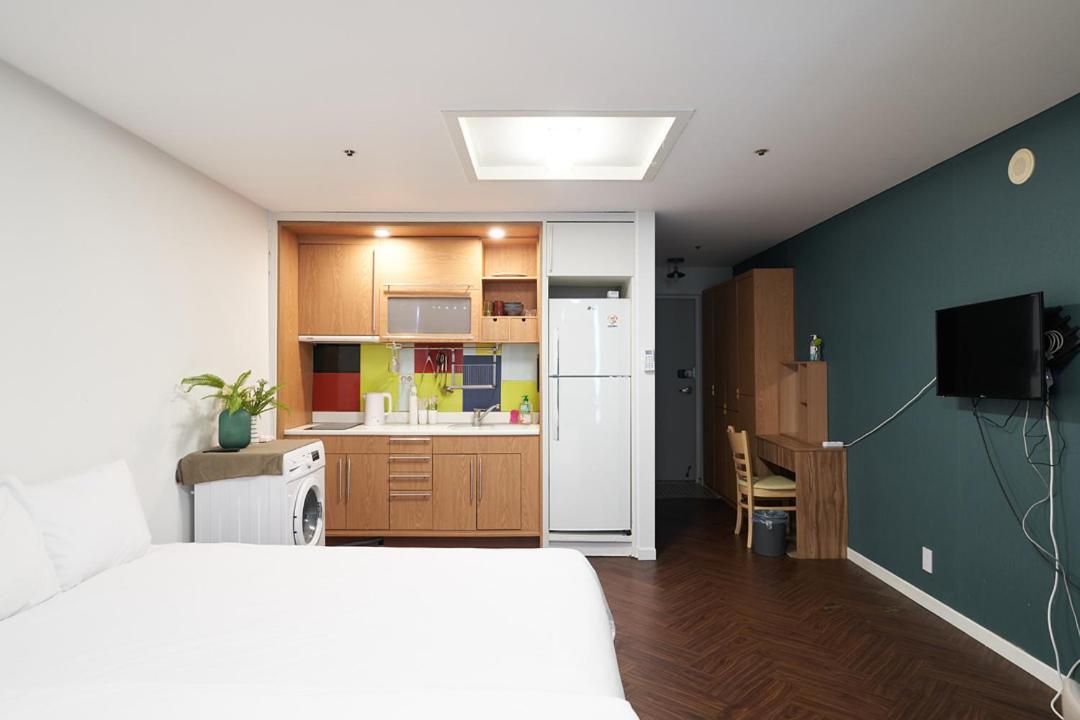 1mins Hongik Station - 04 Apartment